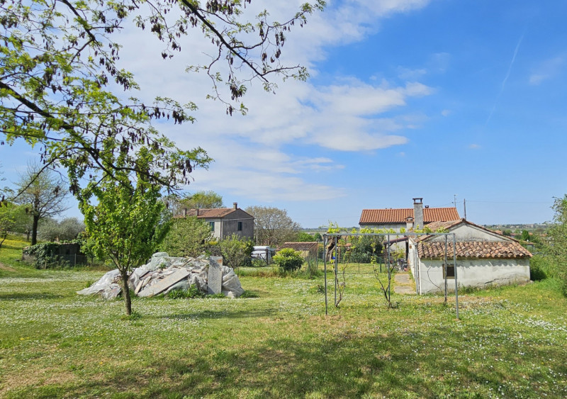 Proponiamo in vendita a Lozzo Atestino, in un piacevole contesto immerso nel verde, un'interessan...