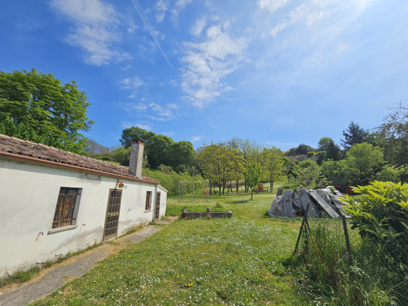 Proponiamo in vendita a Lozzo Atestino, in un piacevole contesto immerso nel verde, un'interessan...