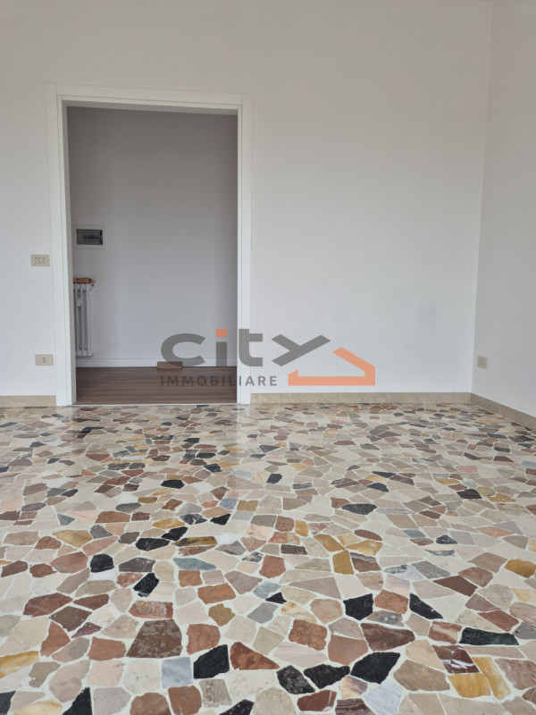 Bassano del Grappa a due passi dal centro - Proponiamo in locazione APPARTAMENTO BICAMERE disponi...