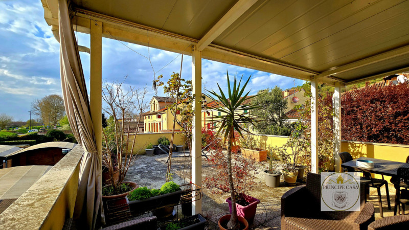 Rif. APE393 - Situato a pochi passi dal rinomato castello di Este, con vista sulla pineta e sul p...