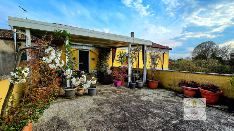 Rif. APE393 - Situato a pochi passi dal rinomato castello di Este, con vista sulla pineta e sul p...