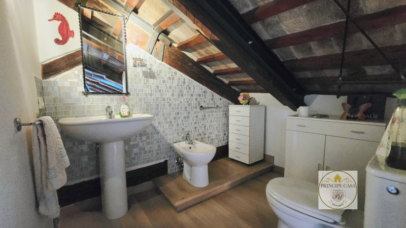 Rif. APE393 - Situato a pochi passi dal rinomato castello di Este, con vista sulla pineta e sul p...