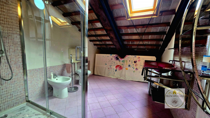 Rif. APE393 - Situato a pochi passi dal rinomato castello di Este, con vista sulla pineta e sul p...