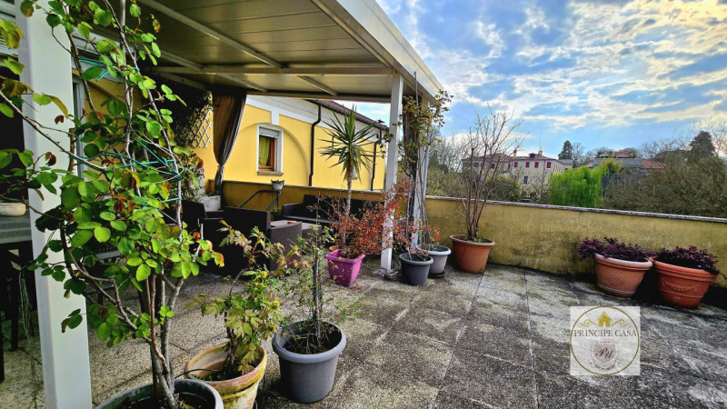 Rif. APE393 - Situato a pochi passi dal rinomato castello di Este, con vista sulla pineta e sul p...