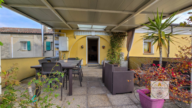 Rif. APE393 - Situato a pochi passi dal rinomato castello di Este, con vista sulla pineta e sul p...