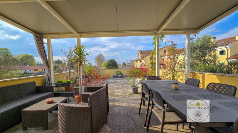 Rif. APE393 - Situato a pochi passi dal rinomato castello di Este, con vista sulla pineta e sul p...