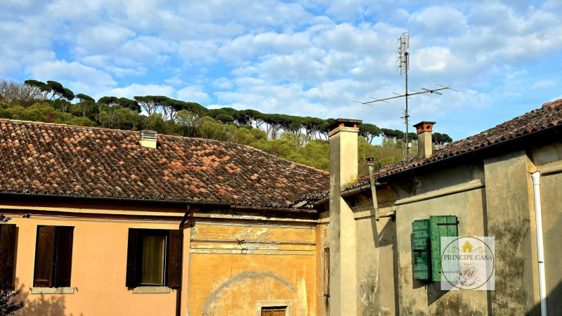 Rif. APE393 - Situato a pochi passi dal rinomato castello di Este, con vista sulla pineta e sul p...