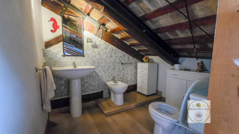 Rif. APE393 - Situato a pochi passi dal rinomato castello di Este, con vista sulla pineta e sul p...