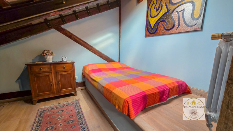 Rif. APE393 - Situato a pochi passi dal rinomato castello di Este, con vista sulla pineta e sul p...