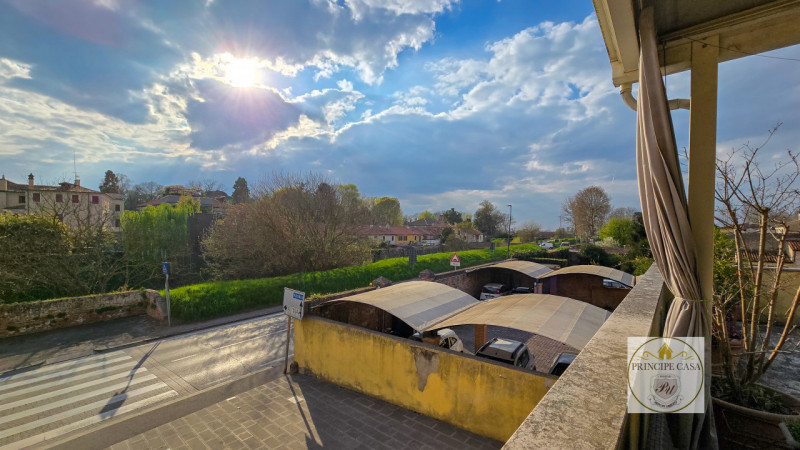 Rif. APE393 - Situato a pochi passi dal rinomato castello di Este, con vista sulla pineta e sul p...