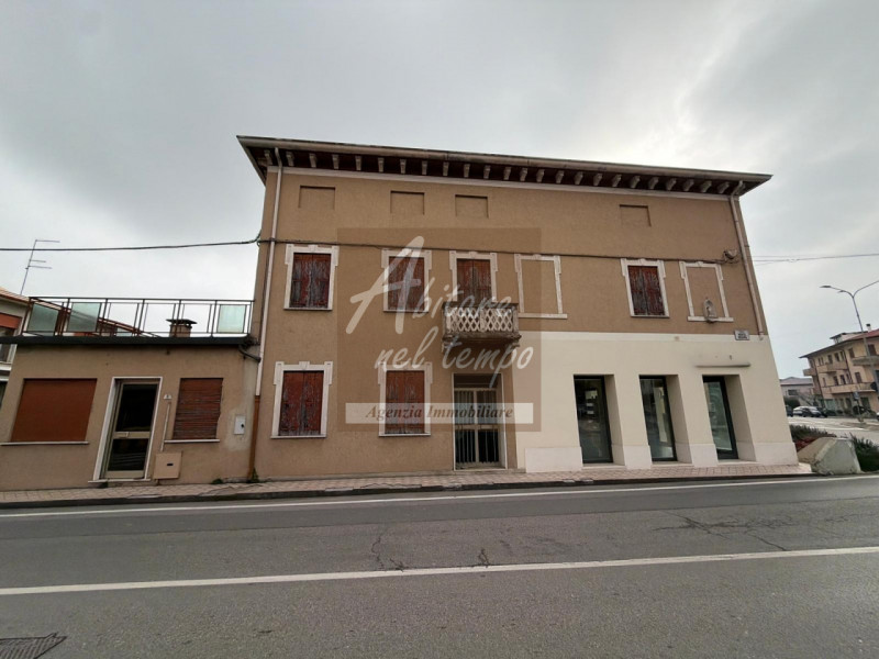 Carmignano di Brenta (PD) - Centro

Situato nel cuore pulsante di Carmignano di Brenta, posiziona...