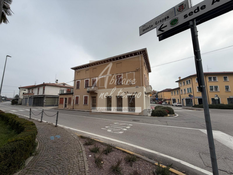 Carmignano di Brenta (PD) - Centro

Situato nel cuore pulsante di Carmignano di Brenta, posiziona...