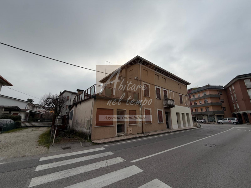 Carmignano di Brenta (PD) - Centro

Situato nel cuore pulsante di Carmignano di Brenta, posiziona...