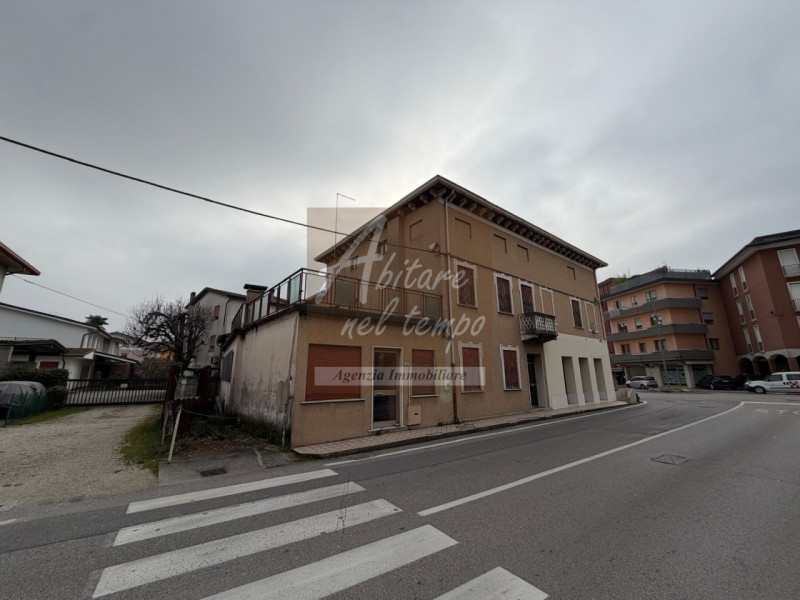 Carmignano di Brenta (PD) - Centro

Situato nel cuore pulsante di Carmignano di Brenta, posiziona...