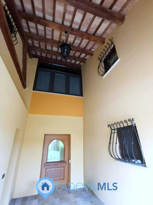 Immobile in esclusiva al Gruppo Padova MLS

Casalserugo splendida porzione di rustico con spazi i...