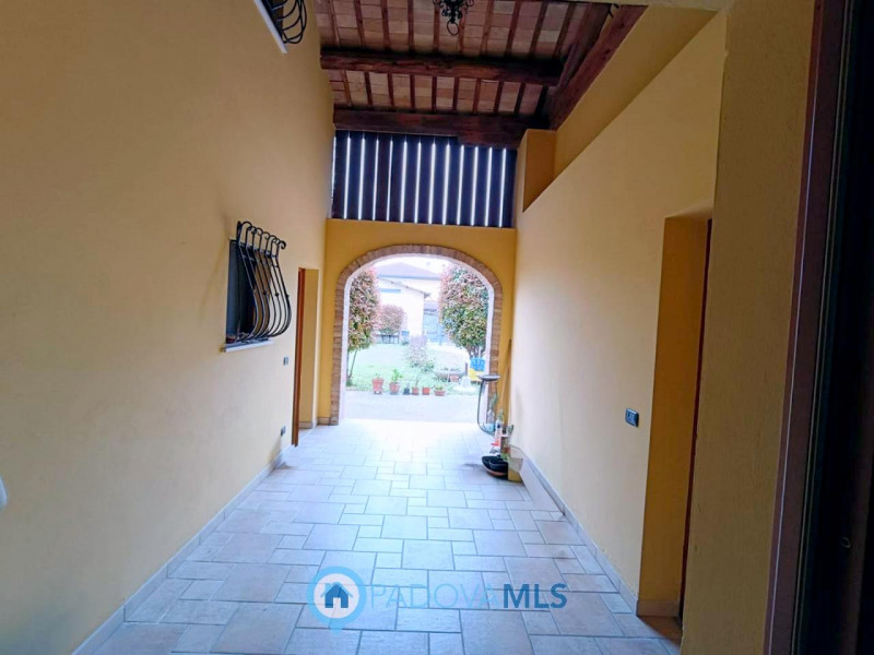 Immobile in esclusiva al Gruppo Padova MLS

Casalserugo splendida porzione di rustico con spazi i...