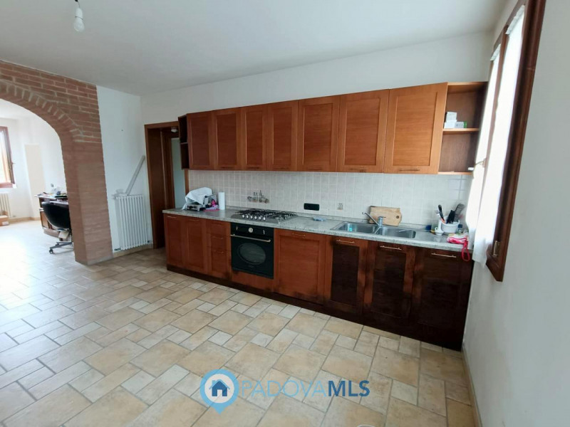 Immobile in esclusiva al Gruppo Padova MLS

Casalserugo splendida porzione di rustico con spazi i...