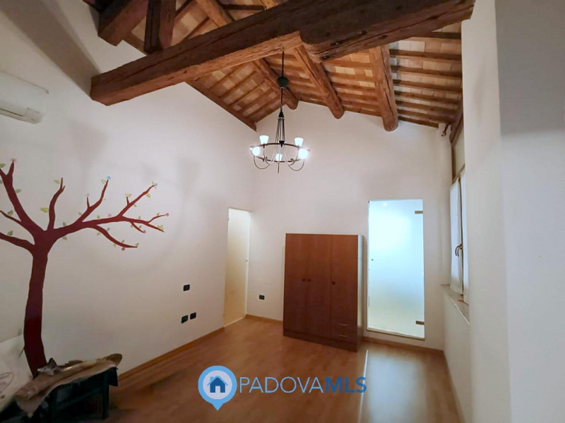 Immobile in esclusiva al Gruppo Padova MLS

Casalserugo splendida porzione di rustico con spazi i...