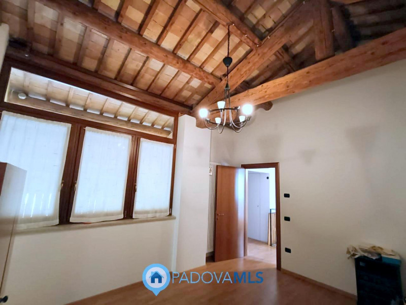 Immobile in esclusiva al Gruppo Padova MLS

Casalserugo splendida porzione di rustico con spazi i...