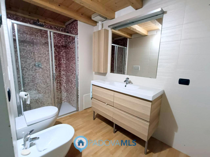 Immobile in esclusiva al Gruppo Padova MLS

Casalserugo splendida porzione di rustico con spazi i...