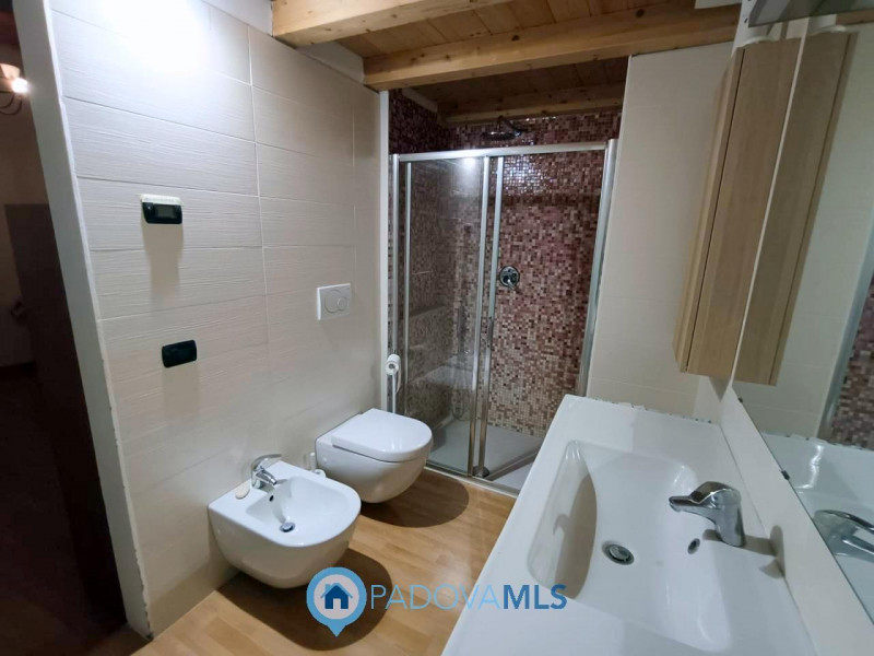 Immobile in esclusiva al Gruppo Padova MLS

Casalserugo splendida porzione di rustico con spazi i...