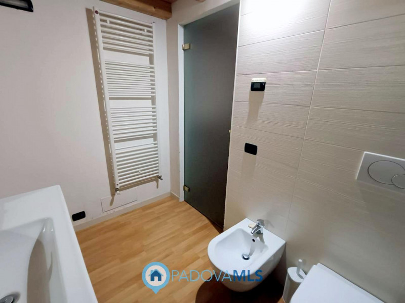 Immobile in esclusiva al Gruppo Padova MLS

Casalserugo splendida porzione di rustico con spazi i...