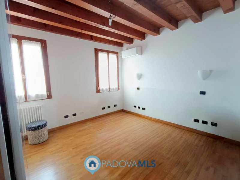 Immobile in esclusiva al Gruppo Padova MLS

Casalserugo splendida porzione di rustico con spazi i...