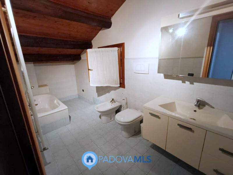 Immobile in esclusiva al Gruppo Padova MLS

Casalserugo splendida porzione di rustico con spazi i...