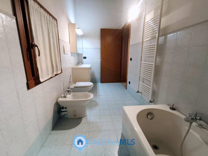 Immobile in esclusiva al Gruppo Padova MLS

Casalserugo splendida porzione di rustico con spazi i...