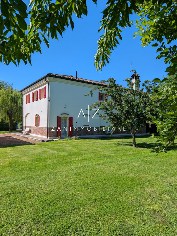 Nel cuore del comune di Dolo, proponiamo in vendita una splendida casa singola terratetto dalle g...