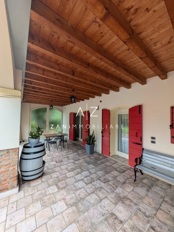 Nel cuore del comune di Dolo, proponiamo in vendita una splendida casa singola terratetto dalle g...