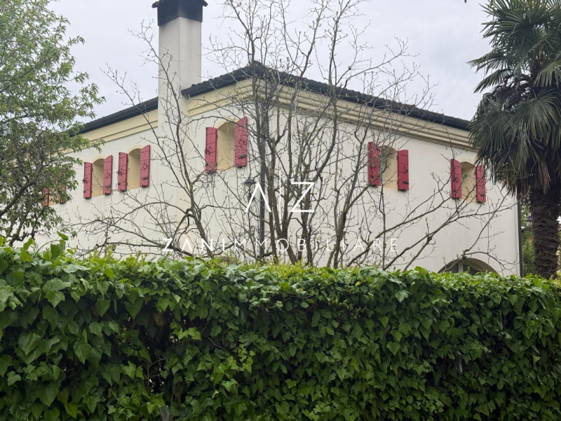Nel cuore del comune di Dolo, proponiamo in vendita una splendida casa singola terratetto dalle g...
