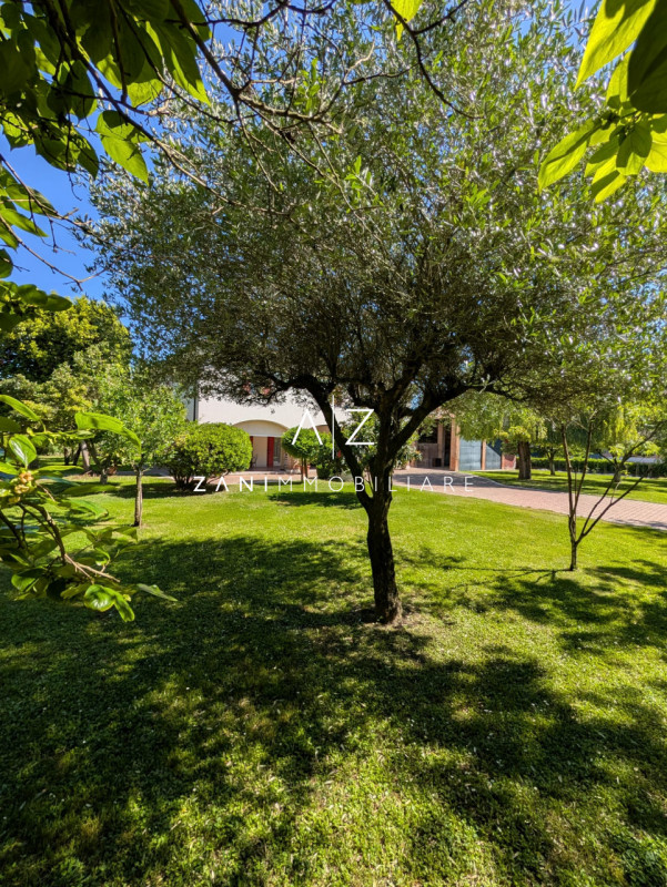 Nel cuore del comune di Dolo, proponiamo in vendita una splendida casa singola terratetto dalle g...