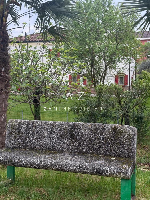 Nel cuore del comune di Dolo, proponiamo in vendita una splendida casa singola terratetto dalle g...