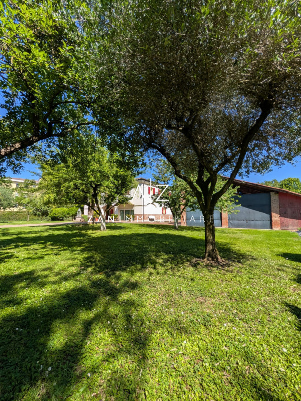 Nel cuore del comune di Dolo, proponiamo in vendita una splendida casa singola terratetto dalle g...