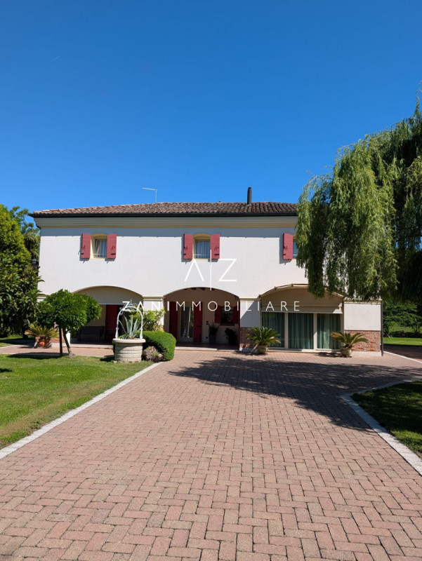Nel cuore del comune di Dolo, proponiamo in vendita una splendida casa singola terratetto dalle g...