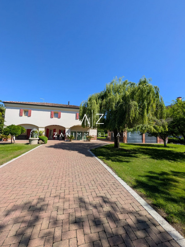 Nel cuore del comune di Dolo, proponiamo in vendita una splendida casa singola terratetto dalle g...