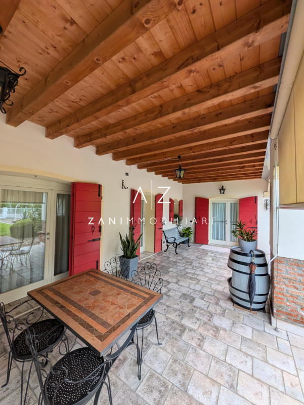 Nel cuore del comune di Dolo, proponiamo in vendita una splendida casa singola terratetto dalle g...