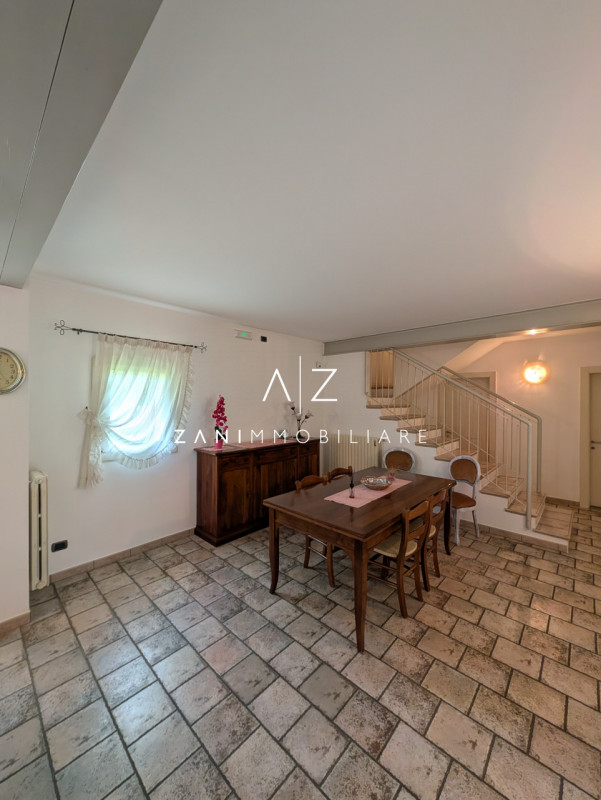 Nel cuore del comune di Dolo, proponiamo in vendita una splendida casa singola terratetto dalle g...