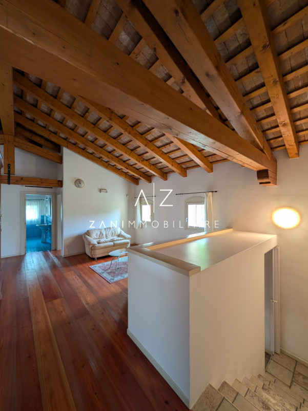 Nel cuore del comune di Dolo, proponiamo in vendita una splendida casa singola terratetto dalle g...