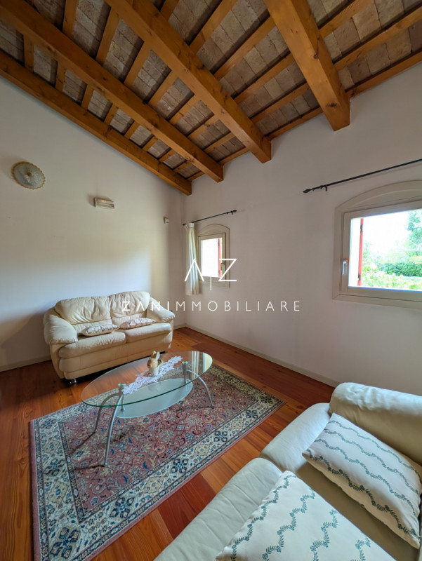 Nel cuore del comune di Dolo, proponiamo in vendita una splendida casa singola terratetto dalle g...
