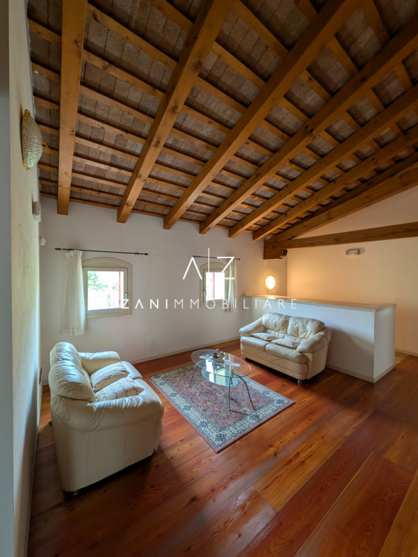 Nel cuore del comune di Dolo, proponiamo in vendita una splendida casa singola terratetto dalle g...