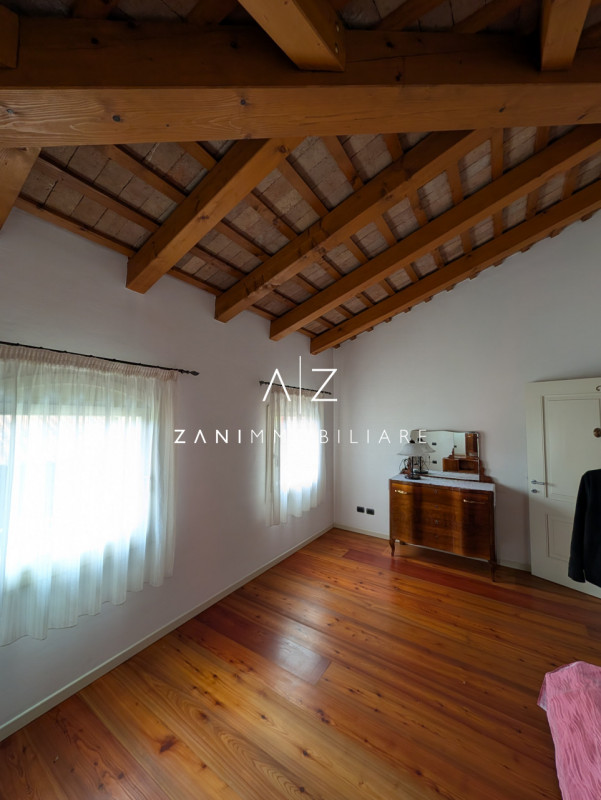 Nel cuore del comune di Dolo, proponiamo in vendita una splendida casa singola terratetto dalle g...