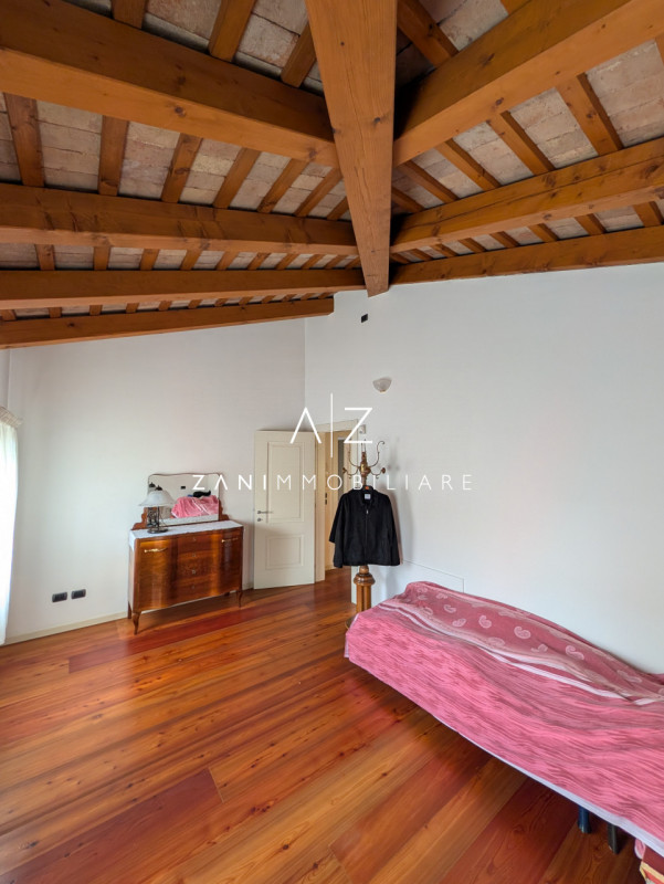 Nel cuore del comune di Dolo, proponiamo in vendita una splendida casa singola terratetto dalle g...