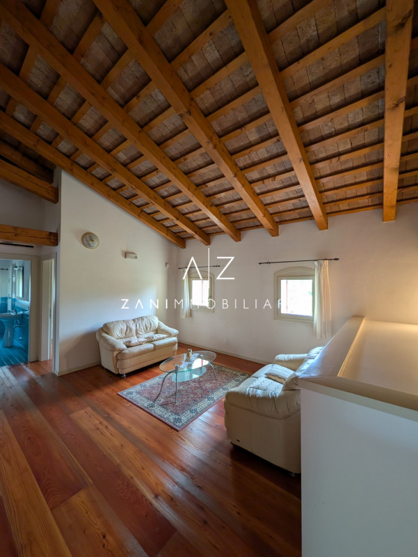 Nel cuore del comune di Dolo, proponiamo in vendita una splendida casa singola terratetto dalle g...