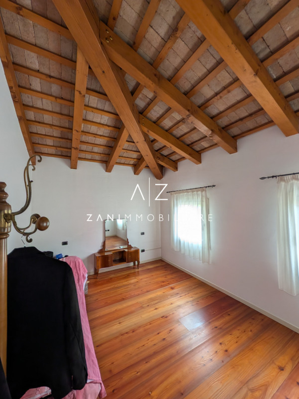 Nel cuore del comune di Dolo, proponiamo in vendita una splendida casa singola terratetto dalle g...