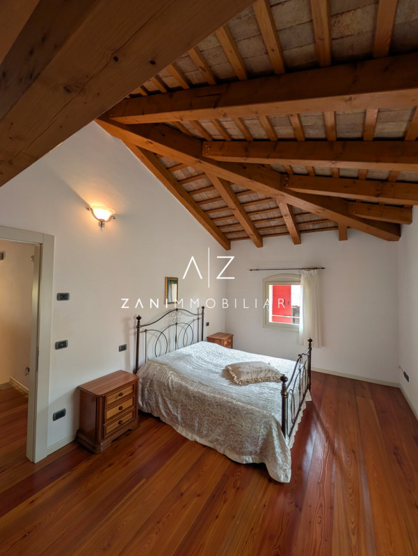 Nel cuore del comune di Dolo, proponiamo in vendita una splendida casa singola terratetto dalle g...