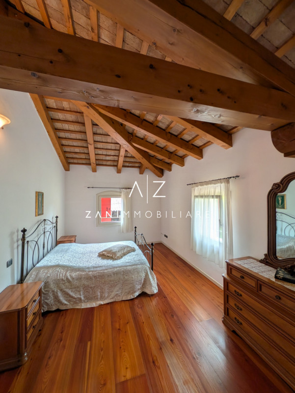 Nel cuore del comune di Dolo, proponiamo in vendita una splendida casa singola terratetto dalle g...
