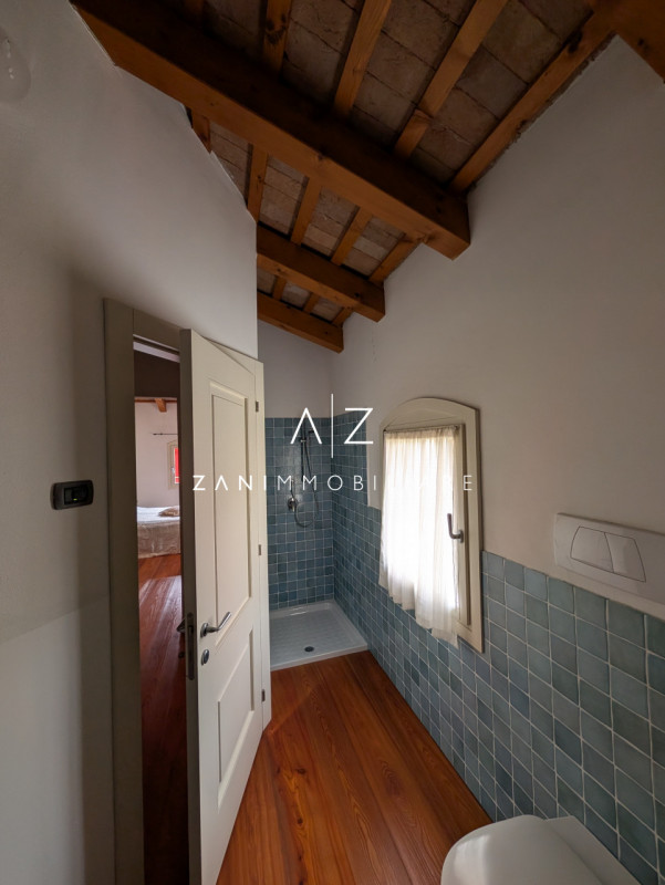 Nel cuore del comune di Dolo, proponiamo in vendita una splendida casa singola terratetto dalle g...