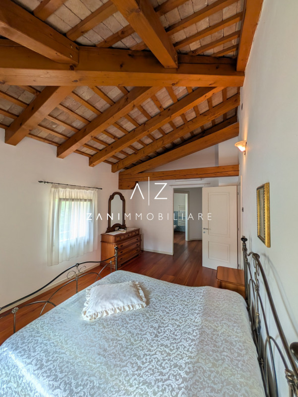 Nel cuore del comune di Dolo, proponiamo in vendita una splendida casa singola terratetto dalle g...